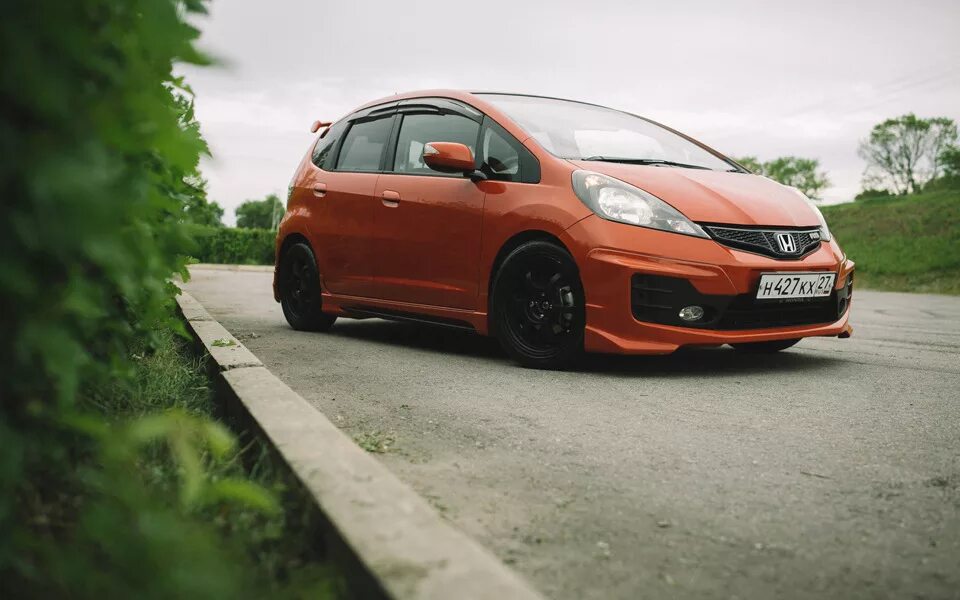 Хонда фит аукцион. Хонда фит РС. Honda Fit 2 RS. Хонда фит РС 2012. Honda Fit RS 2012 Mugen.