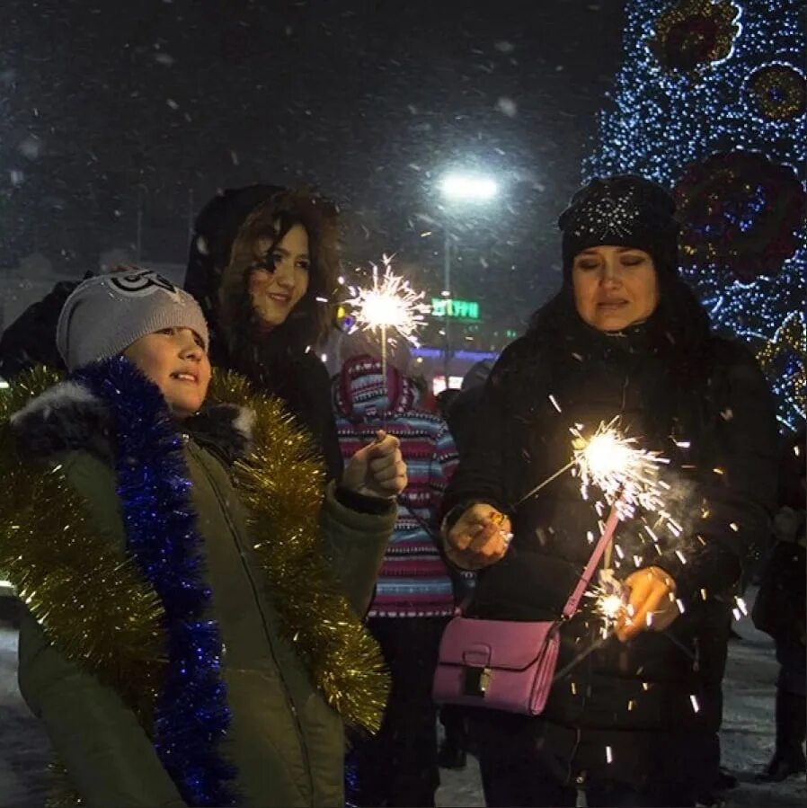 В россии запретили новый год. Новый год в России. Новогодняя ночь продолжается. Ночь перехода в новый год. Новогодние выплаты.