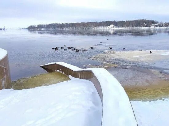 Волга в рыбинске. Рыбинское водохранилище мост. Волга вода. Рыбинское водохранилище ярославль. Рыбинское водохранилище набережная.