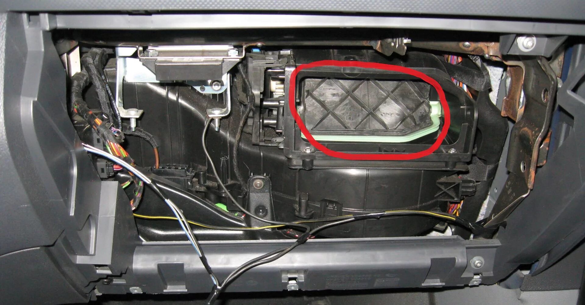 Правая сторона дует холодным воздухом. Заслонка вентиляции VW Passat b6. Заслонки климат контроля Фольксваген б6. Форд фокус 2 заслонка печки тепло холод. Ford Focus 2 климат контроль заслонка.