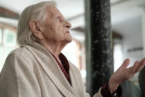 Видео пожилая женщина