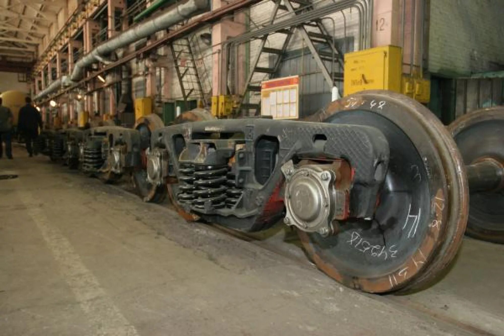 техническое обслуживание грузовых вагонов. тележка барбера триангель. текущий ремонт тележке. текущий отцепочный ремонт грузовых вагонов. стенд разборки и сборки тележек грузовых вагонов т288.