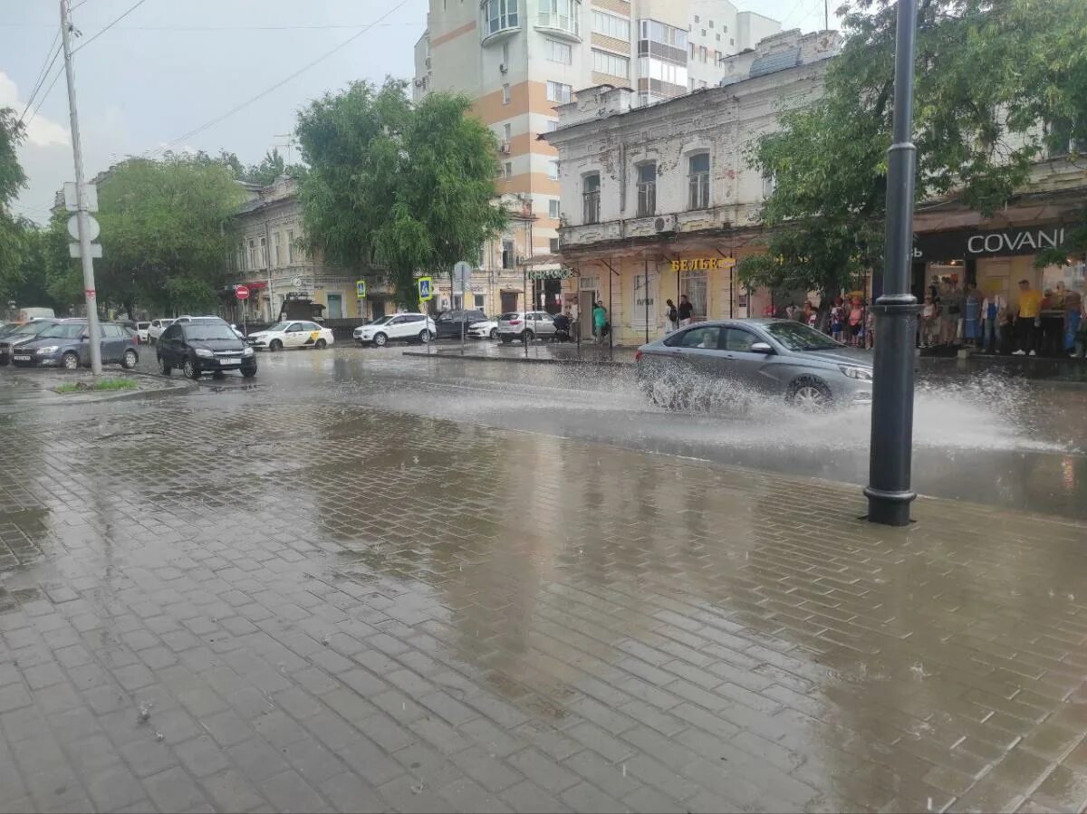 В области придут дожди. Астрахань 2008 сильный ливень. Сильный дождь в Саратове в 2022 году. Саратовский Гидрометцентр. Гроза в Саратове.