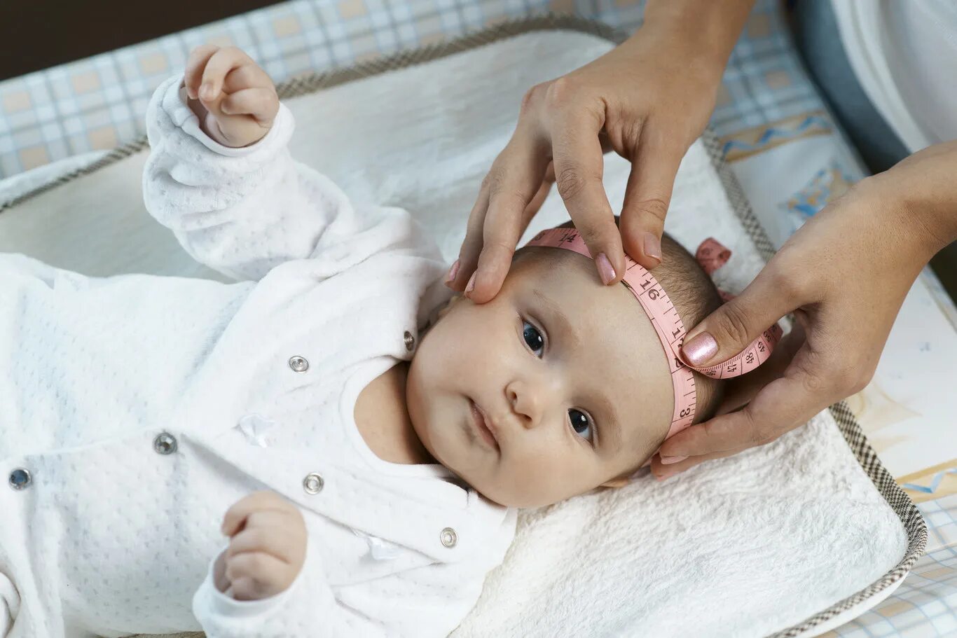Домашний уход новорожденным. Дети грудного возраста. Гидроцефалия у новорожденных. Измерение головы новорожденного ребенка.