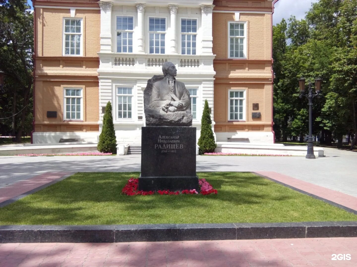 Радищев какой памятник. Бюст Радищева Саратов. Памятник Радищеву в Саратове. Памятник а.н. Радищеву. Памятник Радищеву в Пензенской области.