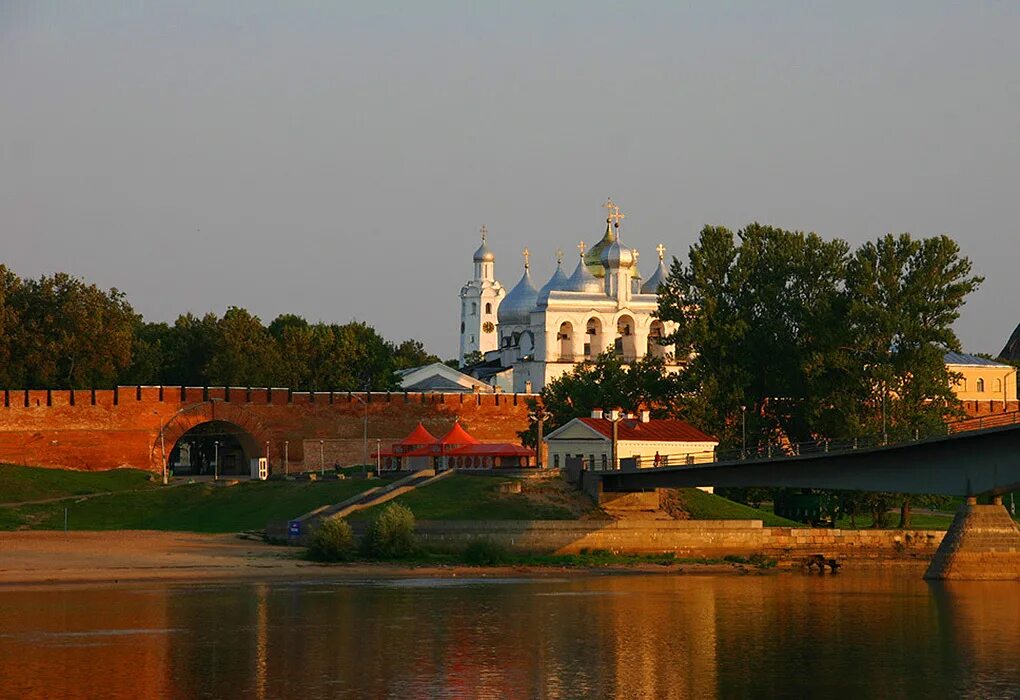 Новгородский Детинец Великий Новгород. Новгородский Кремль. Великий Новгород Кремль в древности. Великий Новгород туристы. Слово великий новгород