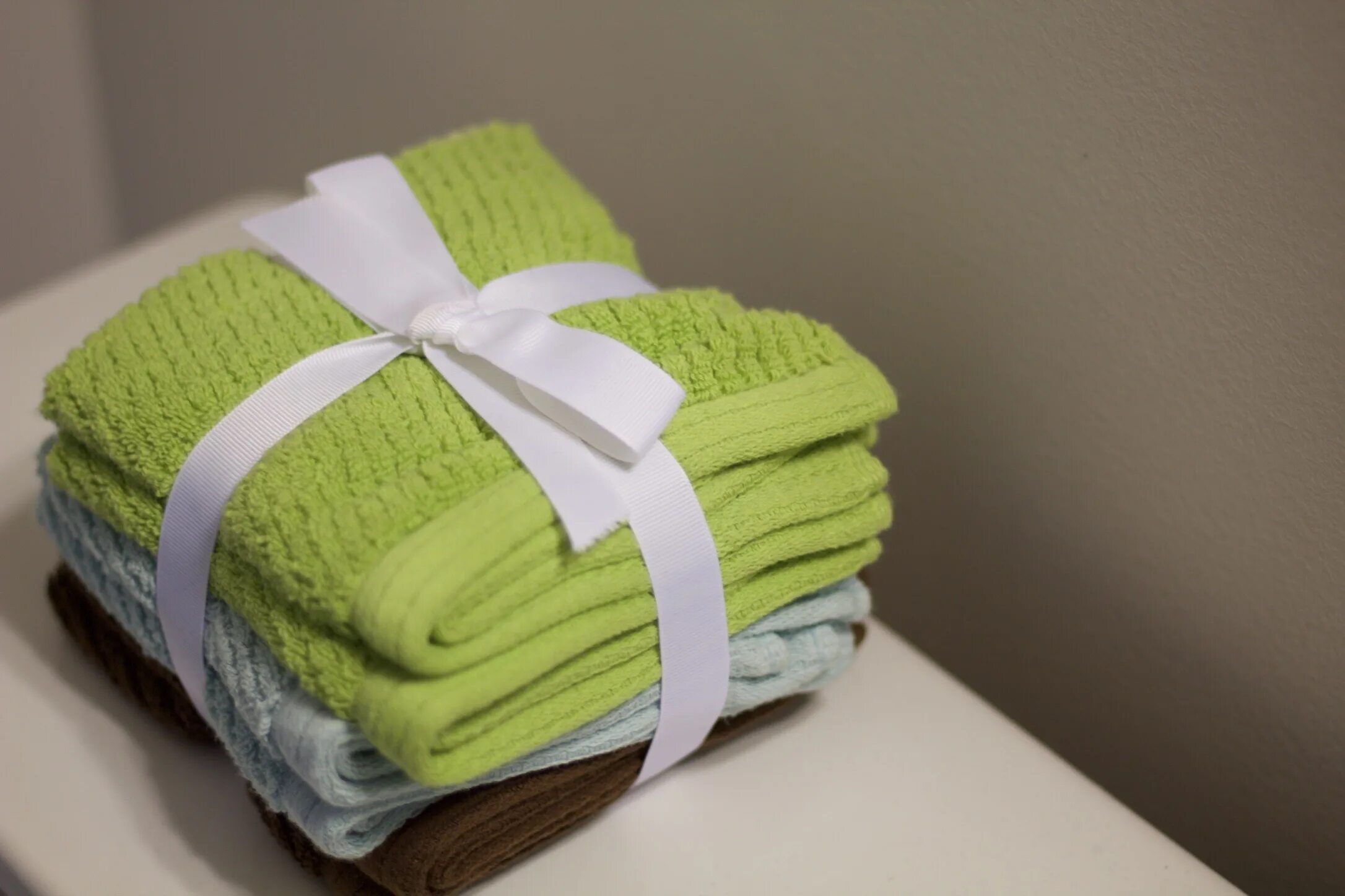 Подарили полотенце примета. Полотенце в подарок. Сувенирные полотенца. Украшения из полотенец. Полотенце зеленое на подарок.