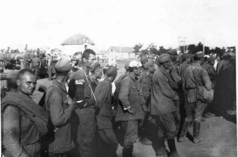 Пленный город. Пленный город. Пленные немцы в ленинграде 1944. Пленные немцы в москве 1944. Советские военнопленные 1941-1943.
