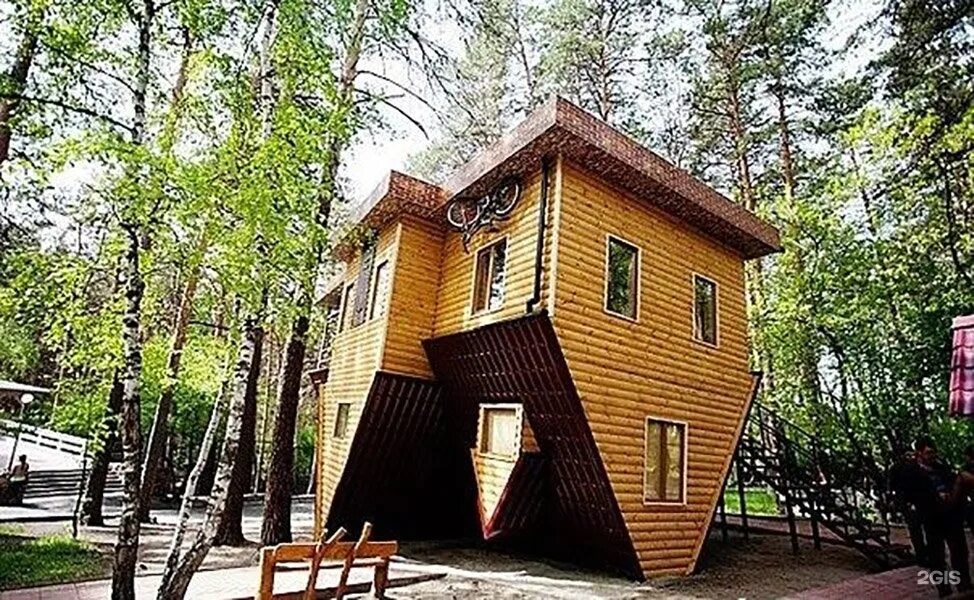Новосибирск зоопарк дома. Зоопарк новосибирск дом перевертыш. Новосибирский зоопарк дом вверх дном. Новосибирский зоопарк территория. Шило, новосибирск.