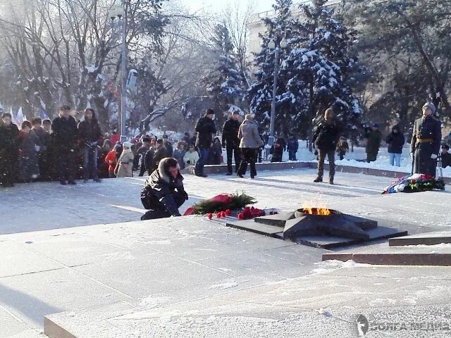 Павших борцов 9. Вечный огонь на площади павших борцов волгоград. вечный огонь на площади павших борцов в волгограде фото. огонь на площади павших борцов 1 февраля 2025 волгоград. возложение цветов в честь 79 лет сталинградской битвы.