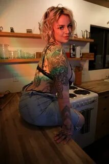 PAWG i like to sit in unconventional places - HAPPY BOOTY 