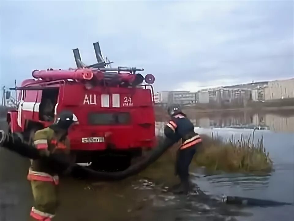 Забор воды ац40. Забор воды из водоема пожарной машиной ЗИЛ 131 АЦ 40. Забор воды с водоисточника на АЦ-40. Забор воды гидроэлеватором пожарной машины.