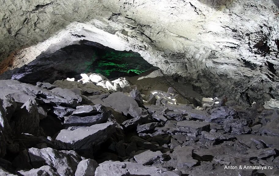 Кунгурская ледяная пещера камень грешников. Камень грешников. Камень грешников в кунгурской пещере. Камень грешников. Камень из пещеры в кунгуре.