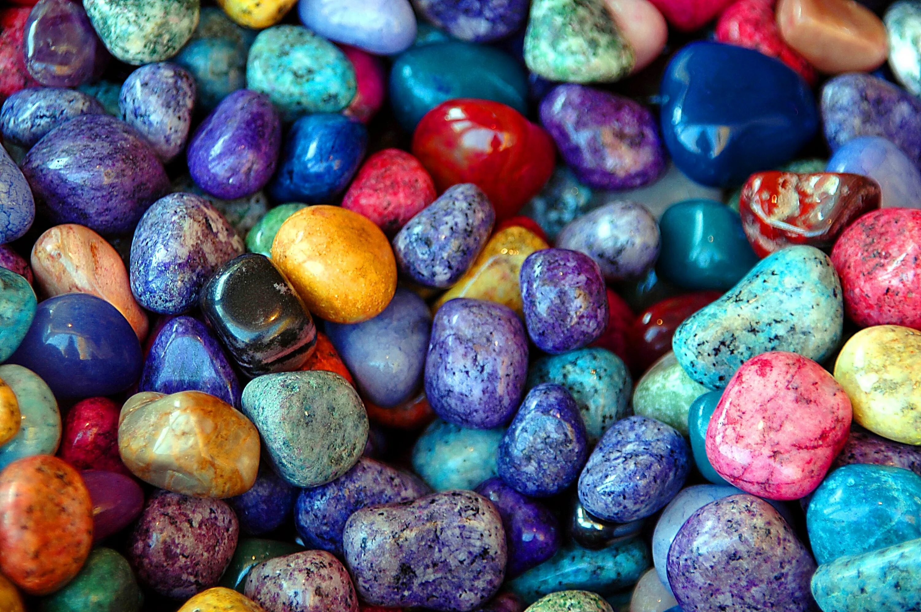 Разноцветные камни. Разноцветные камешки. Красивые камни. Разноцветная галька.