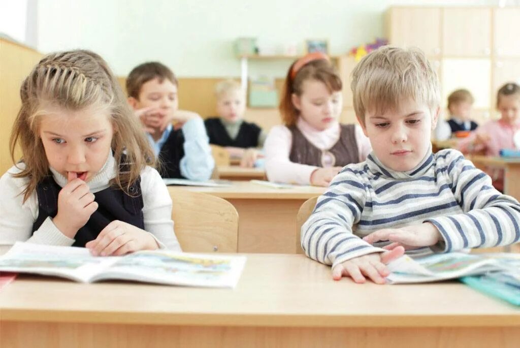 Дети школьники. Адаптация младшего школьника. Школьный портрет. Дети в классе на уроке. Дети на уроке.