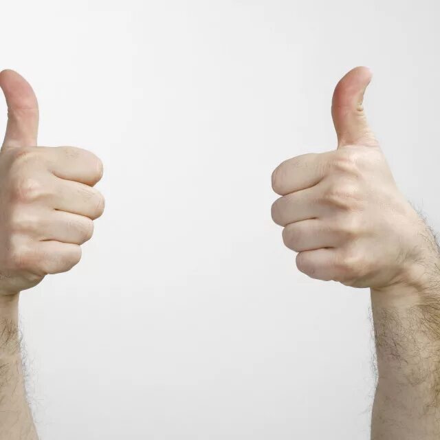 Показывает пальцем и смеется. Два больших пальца вверх. Два больших пальца вверх отлично. Мужик показывает большой палец. Поднятый вверх большой палец.