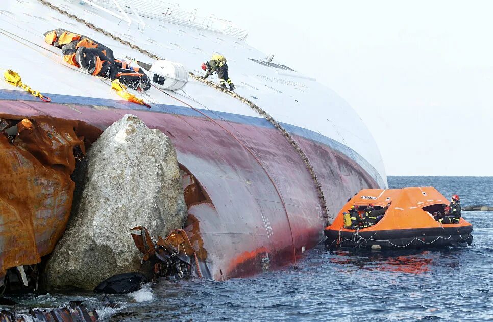 Costa concordia крушение. Коста Конкордия крушение. Коста Конкордия 2012 крушение. Корабль Коста Конкордия крушение. Крушение Коста Комфортия.