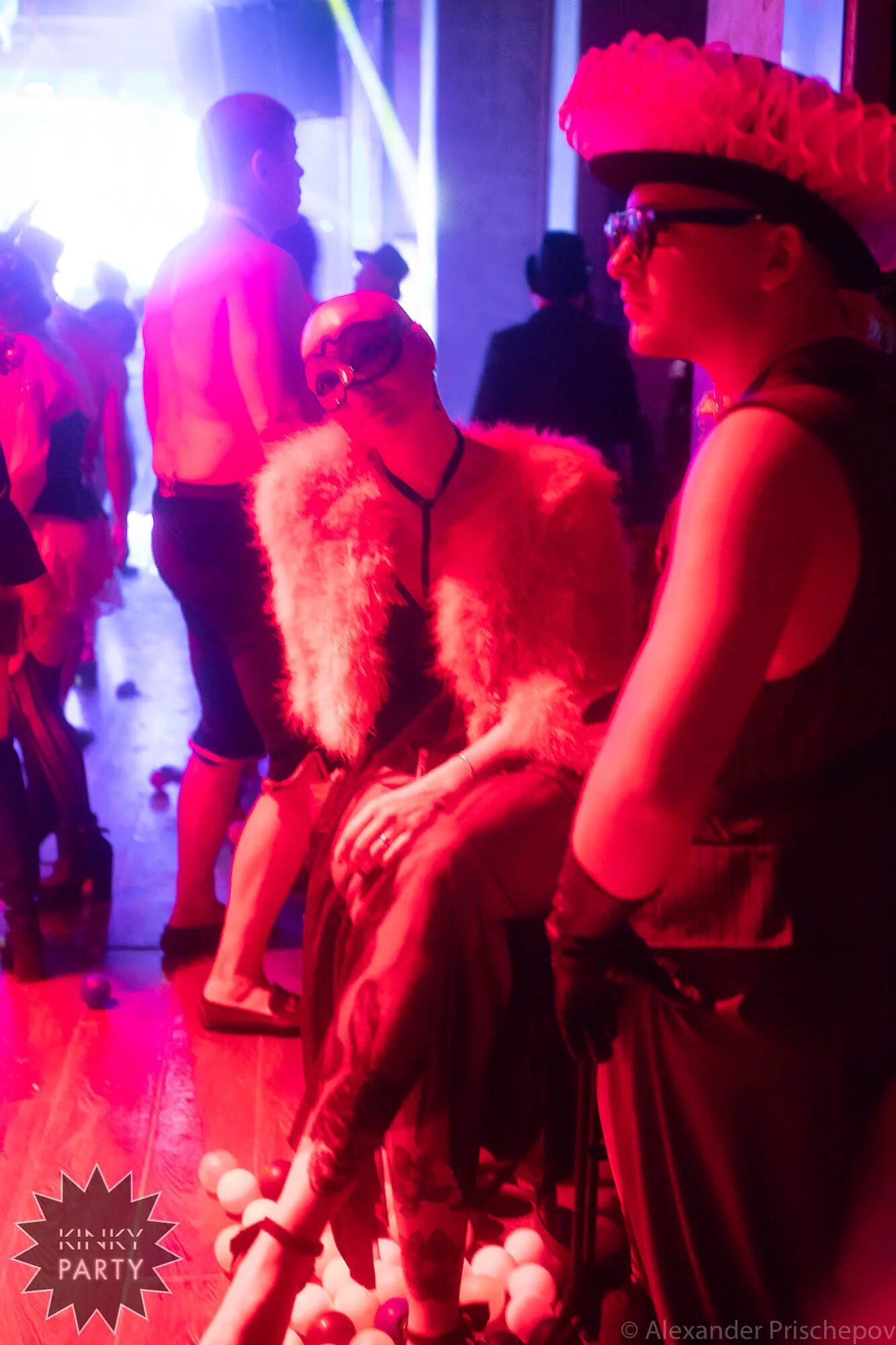 Тематические свинг вечеринки. Вечеринка в стиле sensation white. Свингер вечеринки сочи. Корпоратив в белом. Частная вечеринка.