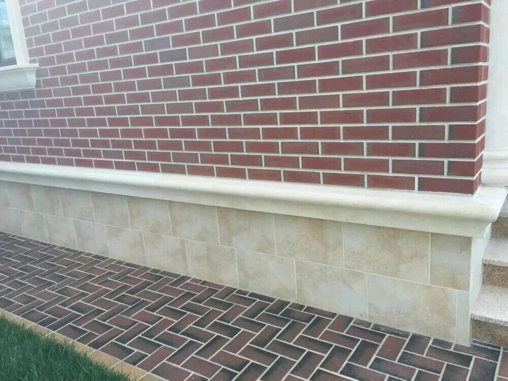 Отделка цоколя плиткой. Бетонная плитка для цоколя. Отделка фундамента плиткой. Фасадная плитка stroeher. Плитка под цоколь.