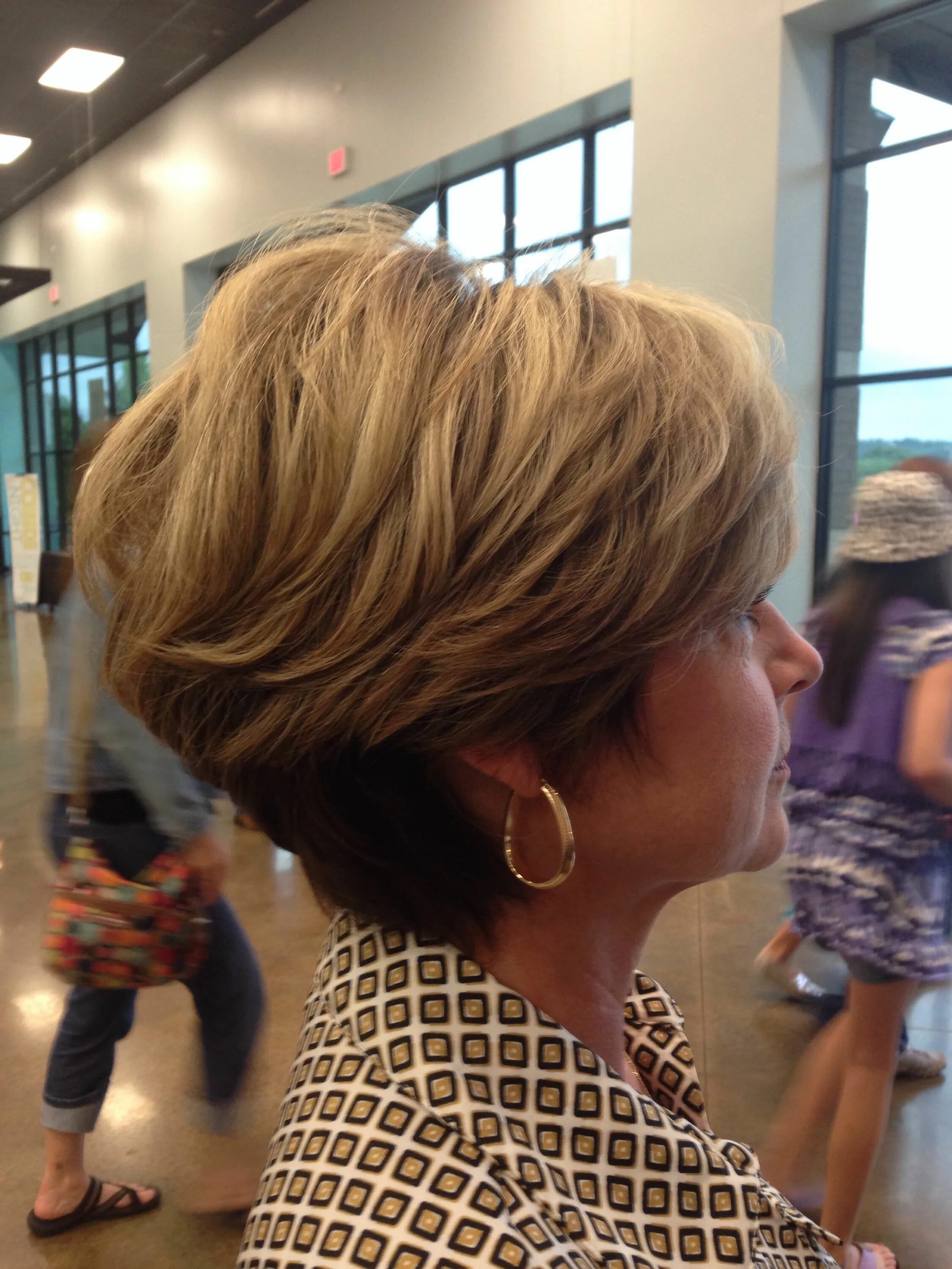 Стрижка боб каре после 50. Стрижка каре боб для женщин 60. Каре градуированное боб для женщин после 50. Стрижка боб каре за 50. Многослойный боб.