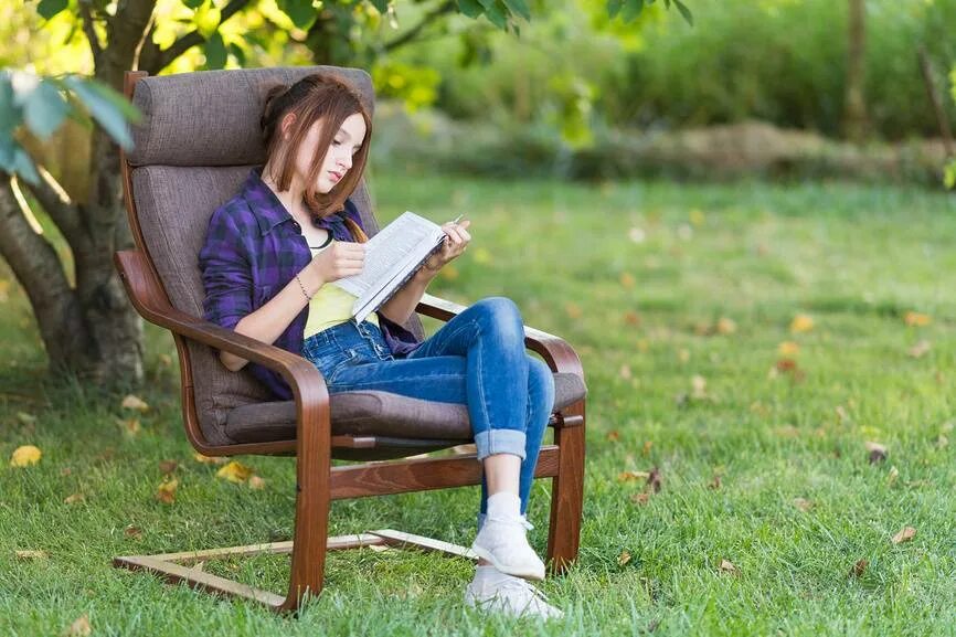 Девушка сидит в кресле. Девушка в кресле с книжкой. Девочка сидит в кресле. Девушка сидит в кресле с книгой.