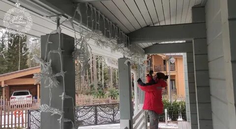Крепление гирлянды на фасаде частного дома