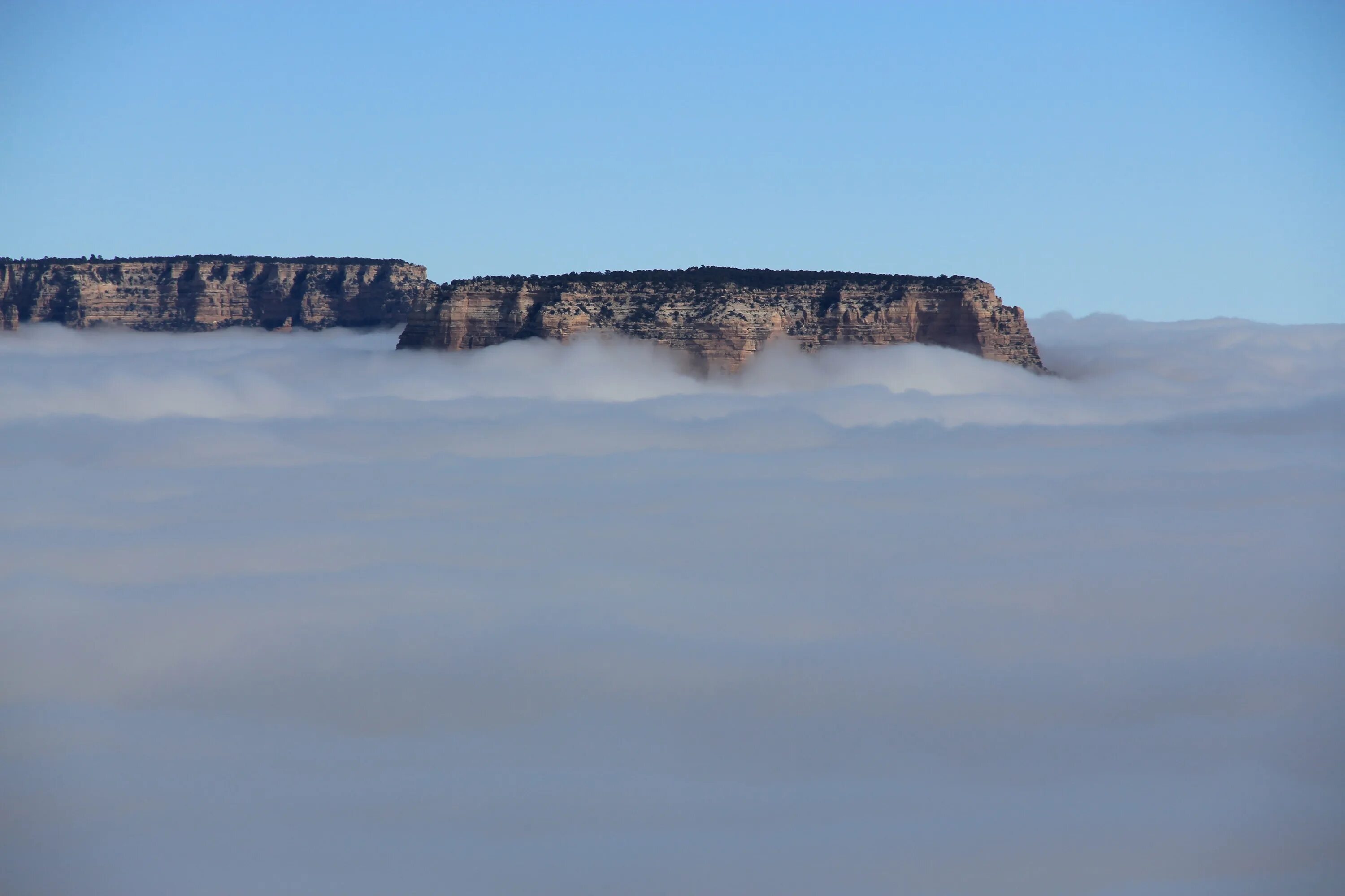 Горы в тумане. Видео с дрона бахмут в тумане. Туманный город. Окутанном вид. Окутанном вид.