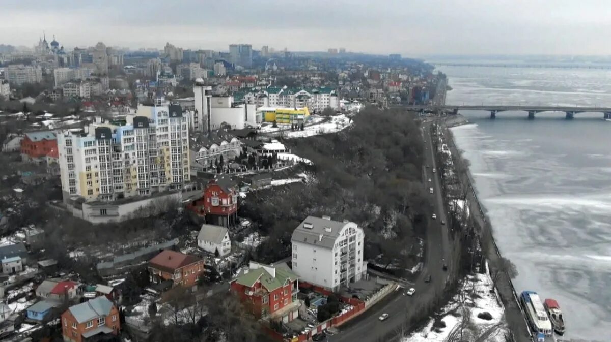 В Воронеже водитель иномарки врезался в грузовик и попал в больницу вместе с пас