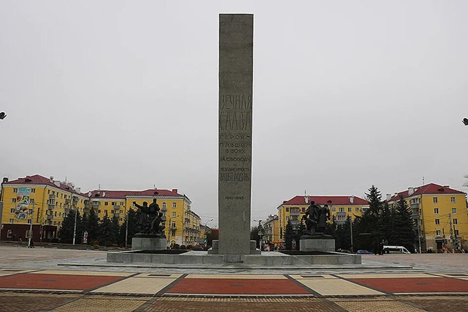 Памятник освободителям брянска брянск. Брянск площадь Партизан 1. Памятник на площади Партизан в Брянске. Площадь Партизан 17 сентября Брянск. Брянск Советский район площадь Партизан.