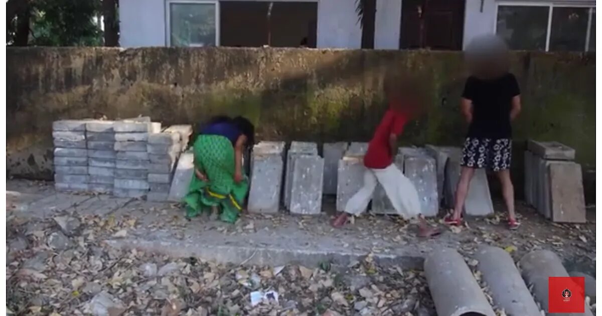 Пописал на жену. Индусы справляют нужду на улице. Девочка справляет нужду в Индии. Дети Индии справляют нужду на улице. Индийские справляют нужду на улице.