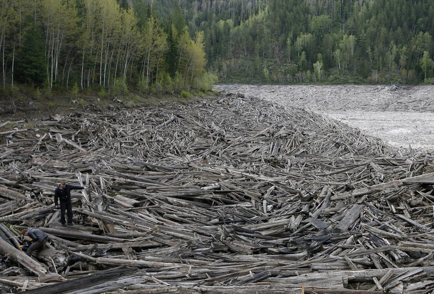 сырье гэс. водосброс на плотине саяно шушенской. альтернативная гидроэнергетика. сырье гэс. ацетука гэс.