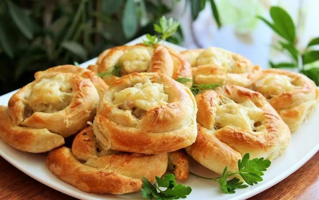 Слоеное тесто с курицей и картошкой. Пирожок с курицей и сыром. слоеные пирожки с картошкой. булочки из слоеного теста с курицей. слоеное тесто с курицей.