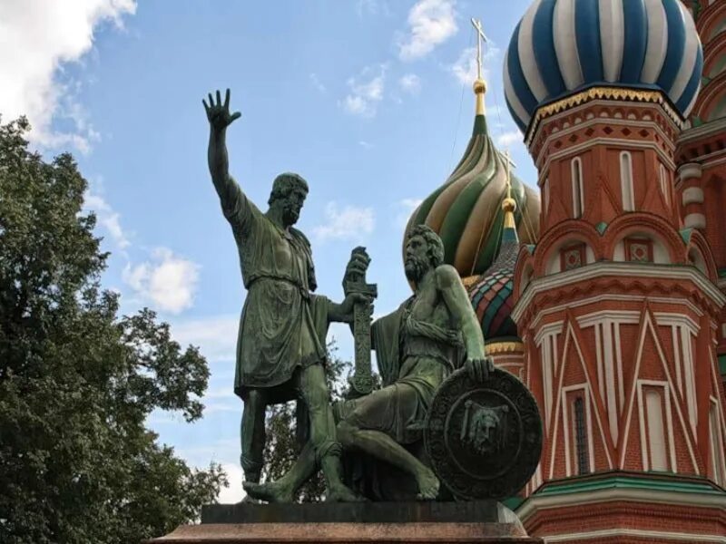 В каком веке был создан памятник кремль. Памятник козьме минину и дмитрию пожарскому. москва памятник минину и пожарскому и кремль. мини и пожарксеиц крмель.