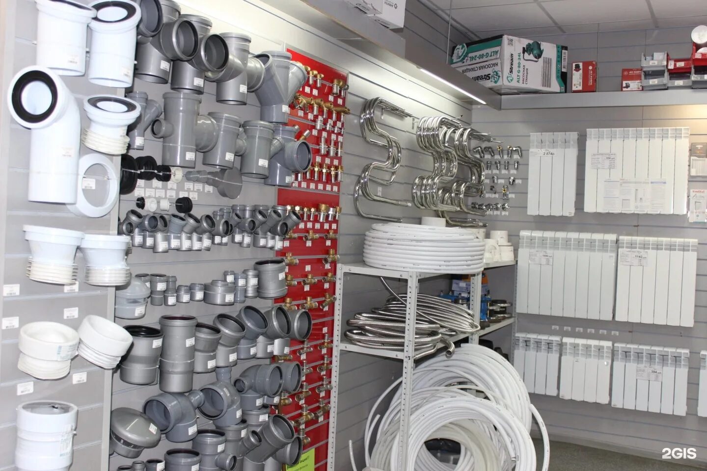 Стенд джилекс для насосов. Склад сантехники. Сантехник склад. Стеллаж для канализационных труб. Склад инженерного оборудования.