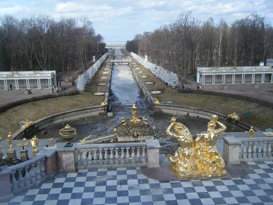 Петергоф в апреле. Петродворец в апреле. петергоф весной в апреле. пятиргоф весной в апреле.