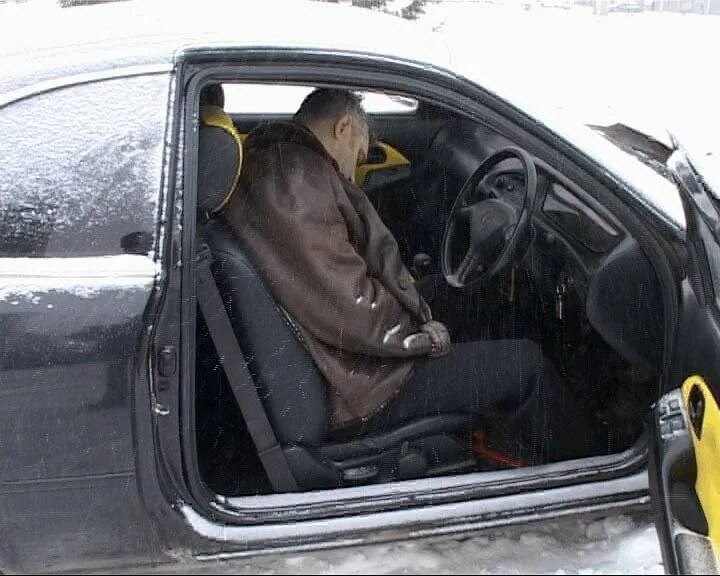 найден мертвым в автомобиле