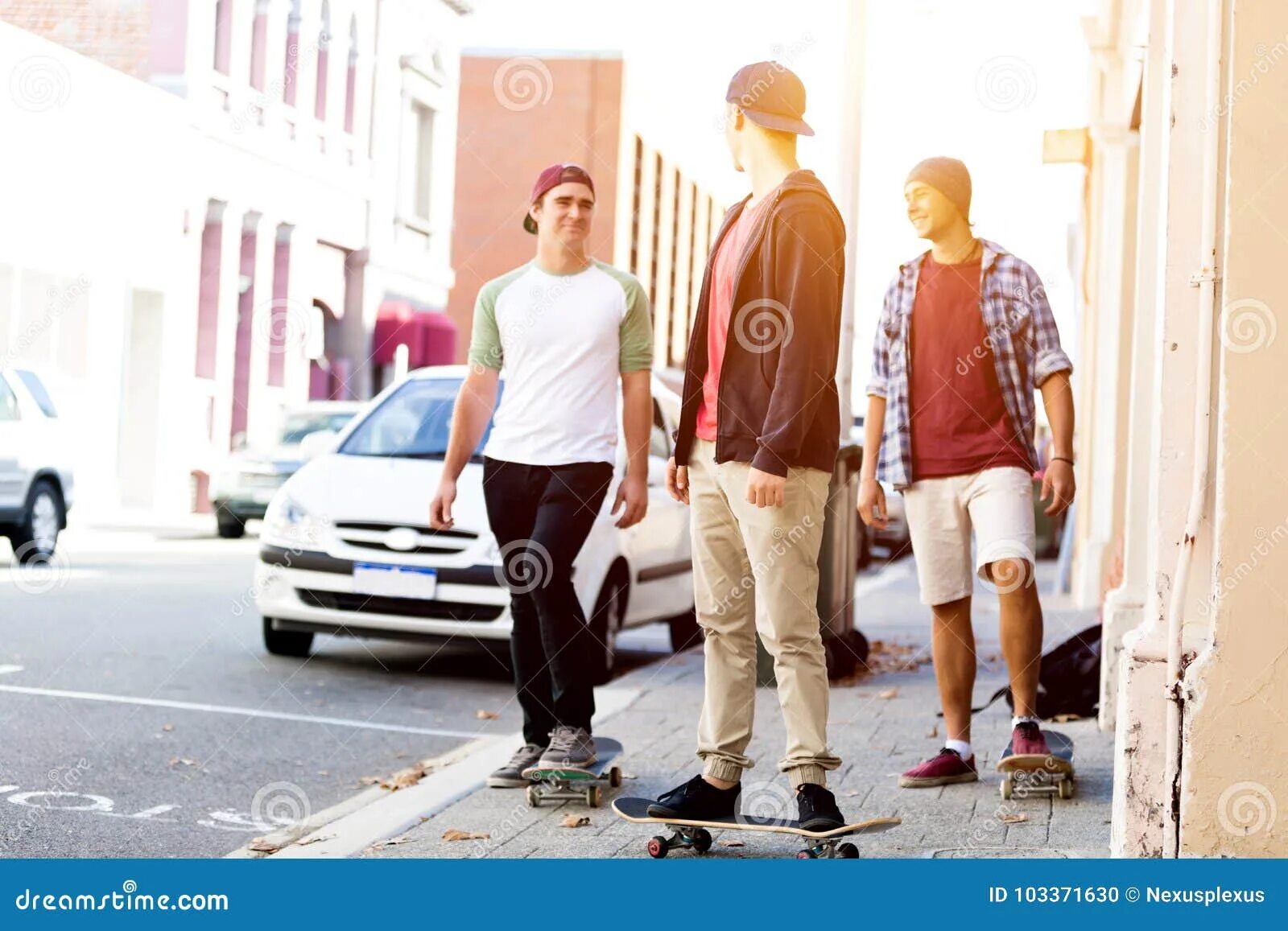 Ниже чем в других местах. Подростки гуляют по улице. Подростки гуляют по городу. Два друга идут по улице. Компания друзей идет по улице.