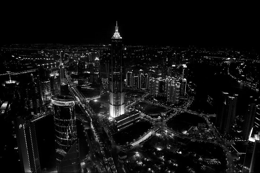 Города черном фоне. Ночной город черно белый. Ночной городерно белый. Город в черно белом цвете. Город ночью.