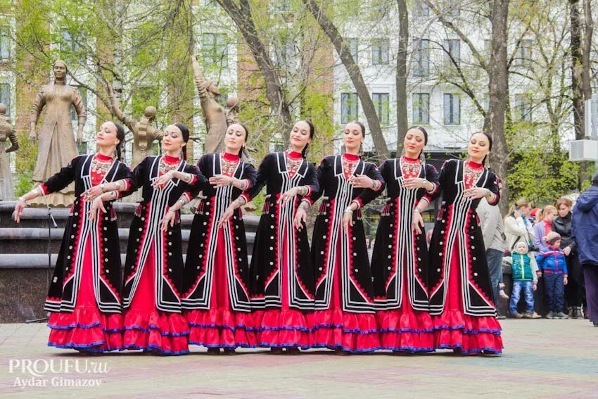 Файзи гаскарова уфа. Ансамбль Файзи Гаскарова Уфа. Фонтан семь девушек в Уфе. Семь девушек Файзи Гаскарова. Фонтан семи сестер Уфа.