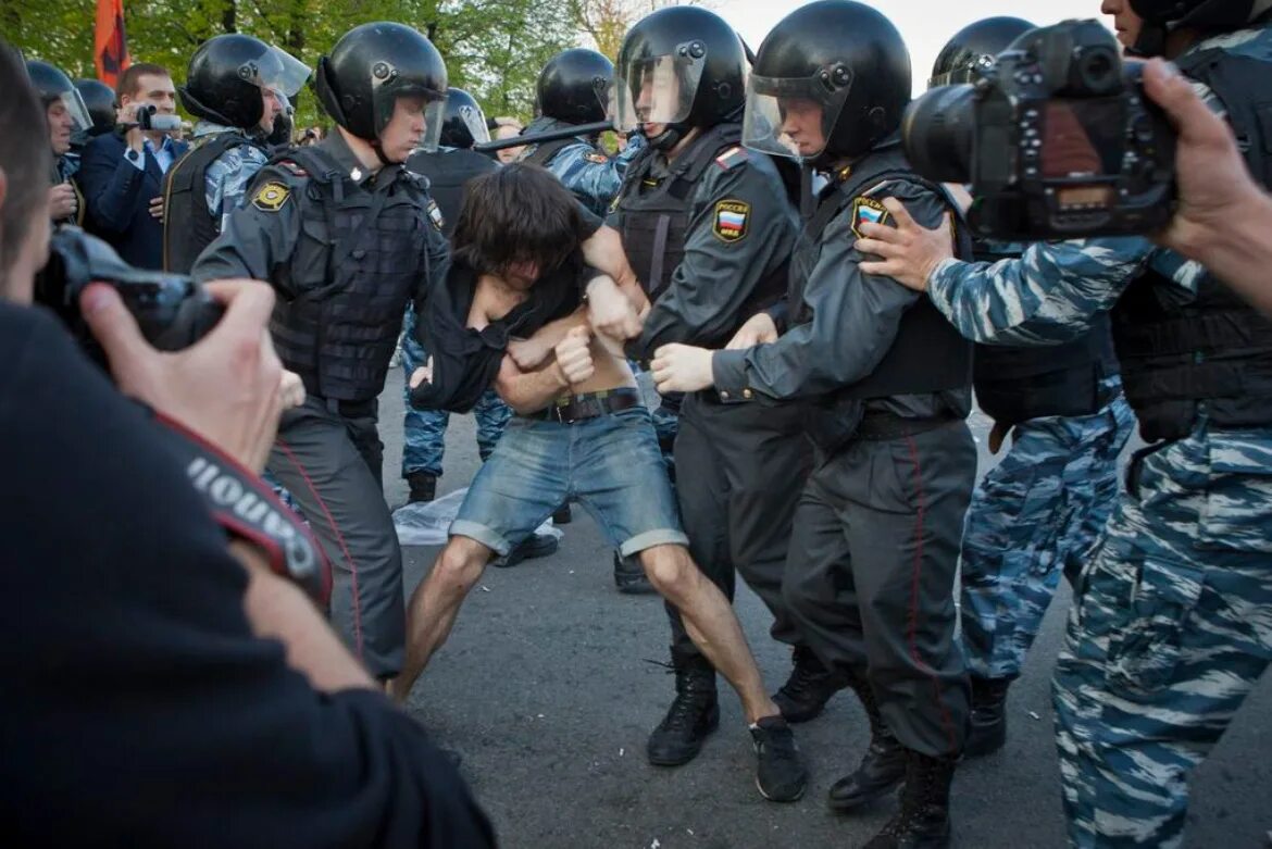 Толпа полицейских. ОМОНОВЕЦ.