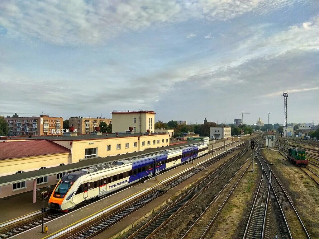 черкассы вокзал. поезд столичный экспресс. поезд киев. станция черкассы электрификация. черкассы вокзал.