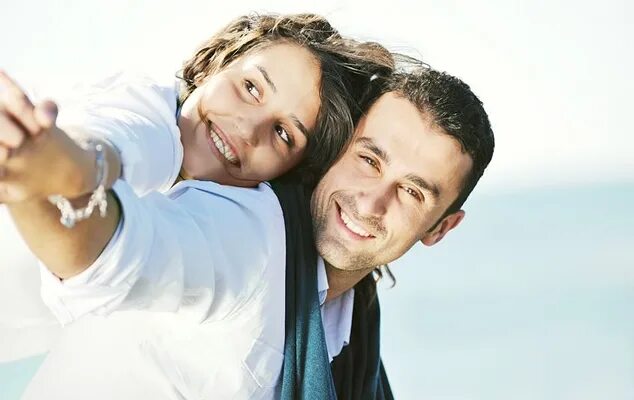 Папа бизнесмен. Работа семей мужская. Мужчина с семьей. Семейное консультирование. Мужчина и женщина у психолога.