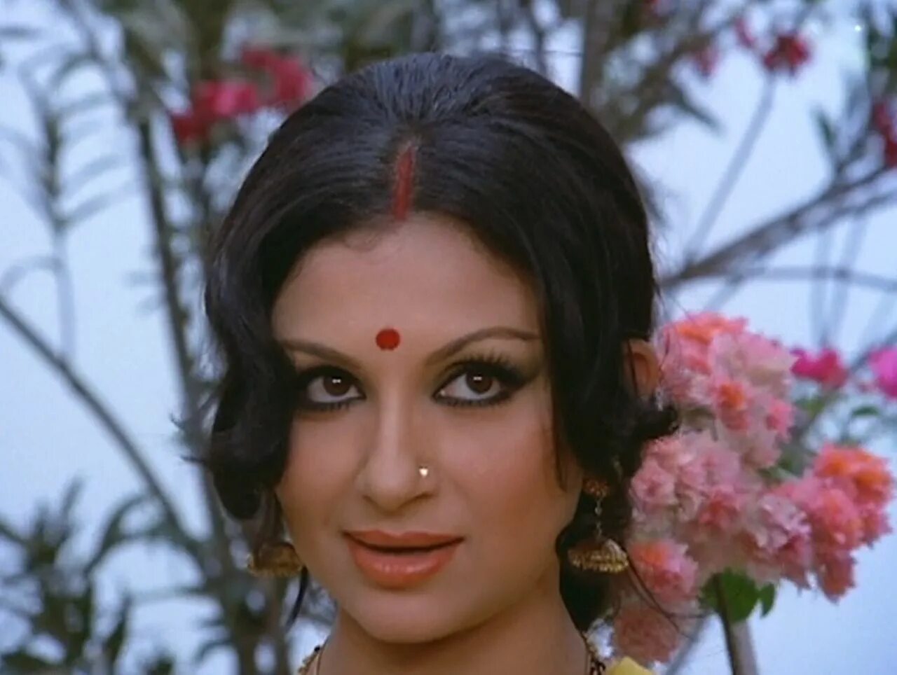 Шармила тагор. Шармила тагор. Шармила тагор молодая. Шармила тагор фото. Шармила тагор в бикини.