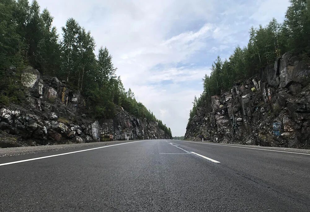 Подслушано в карелии в контакте. Скалы в Карелии Медвежьегорск. Трасса Петрозаводск Медвежьегорск скалы. Карелия скалы по дороге в Медвежьегорск. Медвежьегорск скалы кола.