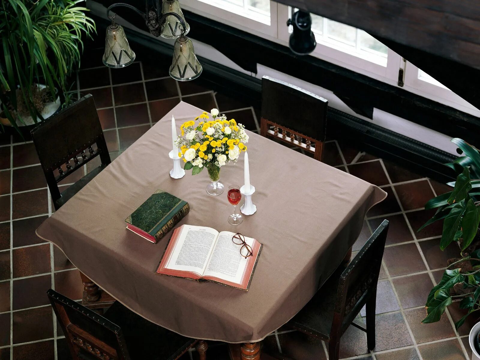 Прочитайте текст столики в кафе. Столик в кафе. Стол в ресторане. Ресторанный столик. Красивый столик в ресторане.
