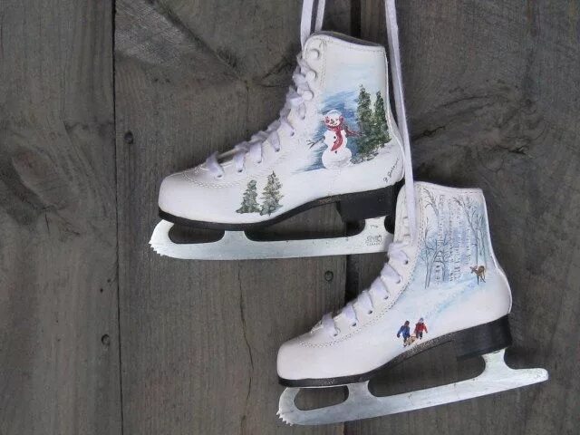 Что можно сделать из старых коньков Hand painted ice skates Painted ice skates, Christmas ice skates, Roller skate s