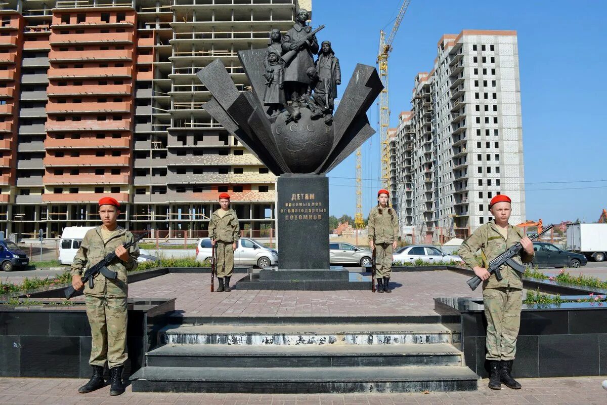 Рабочий поселок свердловский. Памятники Лукино Варино. Памятник детям войны в Лукино Варино. Памятники поселка Лукино Варино. Памятник детям войны поселок Свердловский.