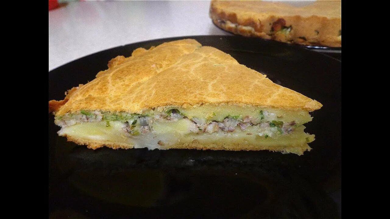 Рыбный открытый пирог из сайры. Пирог с рыбной консервой и картошкой. Пирог с картошкой. Пирог из сайры консервированной. Пирог с рыбой.