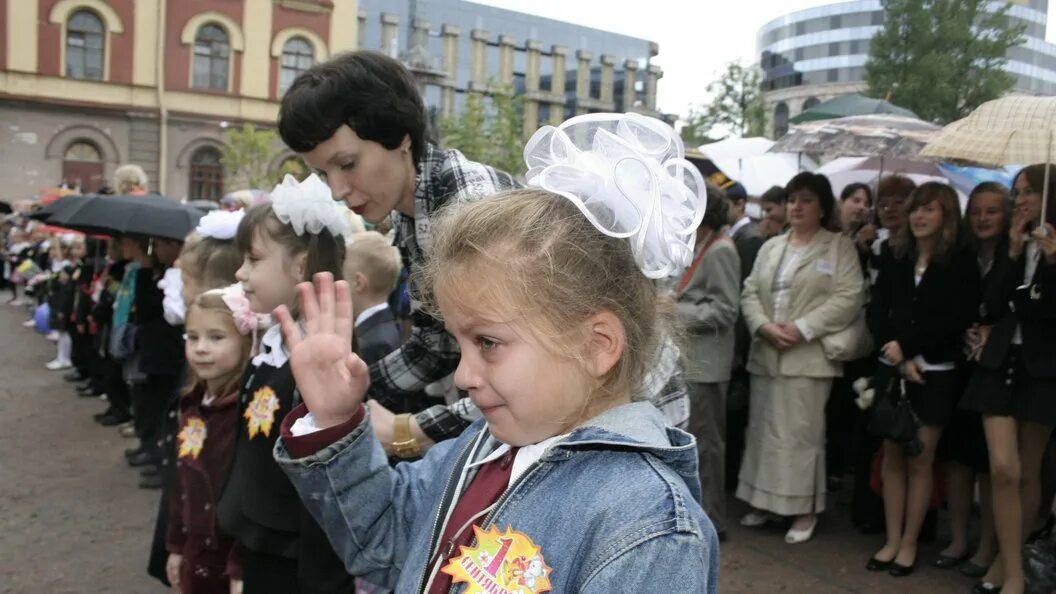 Погода в санкт петербурге 1 сентября. Линейка 1 сентября. школьники 1 сентября. день знаний. день знаний фото.
