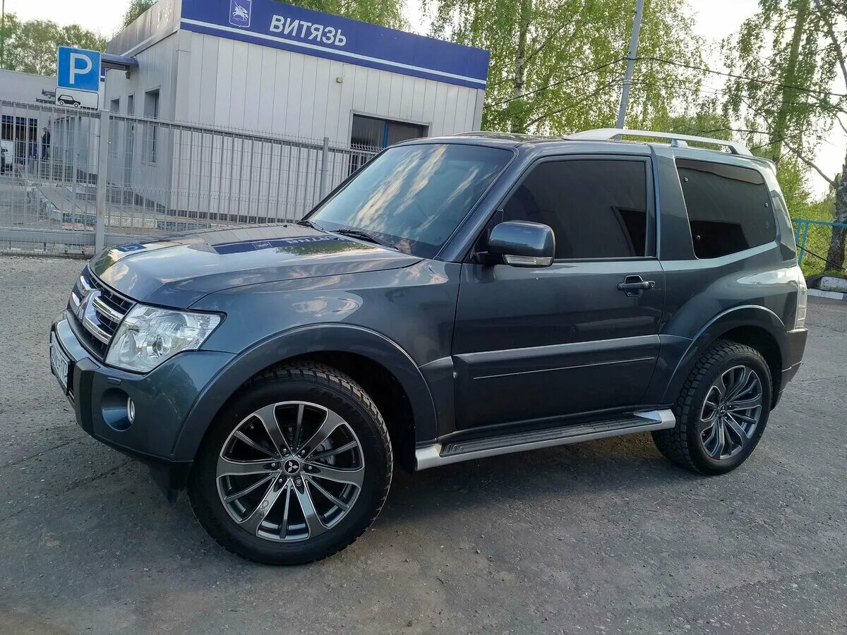 Mitsubishi pajero колеса. Митсубиси Паджеро 4 r22. Митсубиси Паджеро на r22. Mitsubishi Pajero 3 r18. R20 Паджеро коротыш.